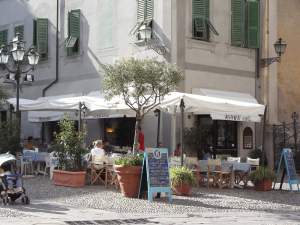 Xtrallusion photo gallery of Italy. Photos, pictures, images and photographs of the Italian Rivieras, the Italian Lakes, the Italian Alps, the Cinque Terre, the Amalfi coast and some of the most beautiful corners of Italy. Plus photos of Italian cities such as Pisa, Milan, Genoa and Rome.